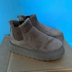Brown fuzzy temu boots size 8